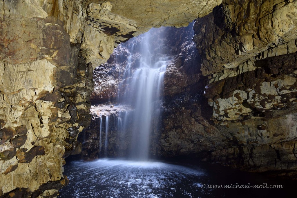 Wasserfall in der Smoo Cave