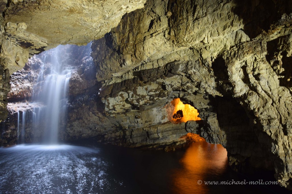Wasserfall in der Smoo Cave