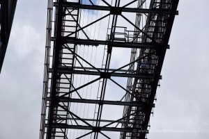 Personen auf dem Brückenträger