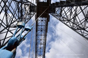 Blick nach oben zum Brückenträger