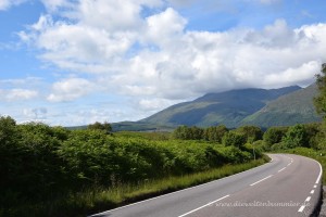 Landstraße in den Highlands