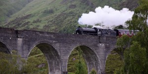 Dampflok auf dem Glenfinnan Viadukt