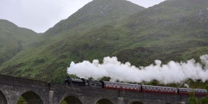 Dampflok auf dem Glenfinnan Viadukt