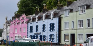 Der Hafen von Portree ist farbenfroh