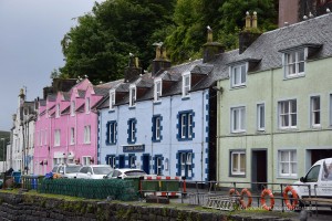 Der Hafen von Portree ist farbenfroh