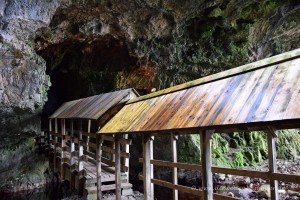 Holzbrücke in der Smoo Cave