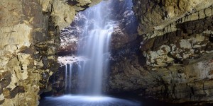 Wasserfall in der Höhle