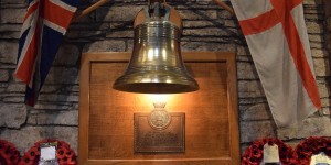 Glocke der HMS Royal Oak in der Kirche
