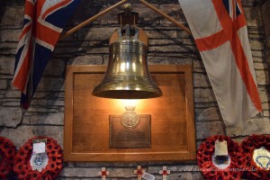 Glocke der HMS Royal Oak in der Kirche