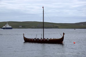 Wikingerboot im Hafen von Lerwick