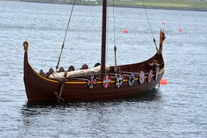 Wikingerboot im Hafen von Lerwick