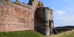 Hohe Mauern des Tantallon Castle