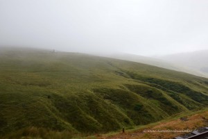 Nebelige Aussicht bei der Bergfahrt