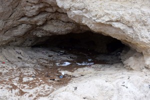 Müll in einer Höhle
