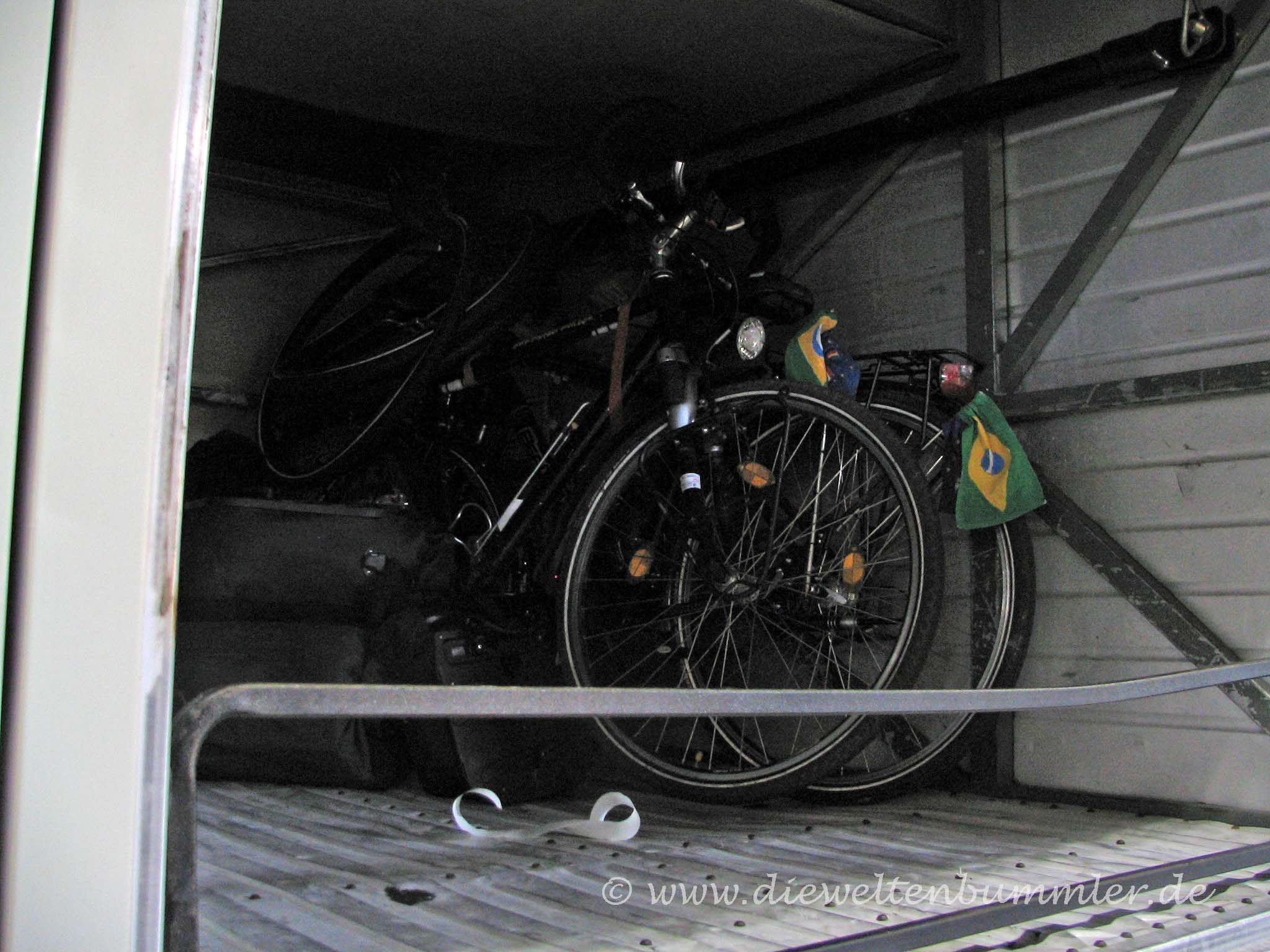 Fahrräder im Kofferraum des Busses