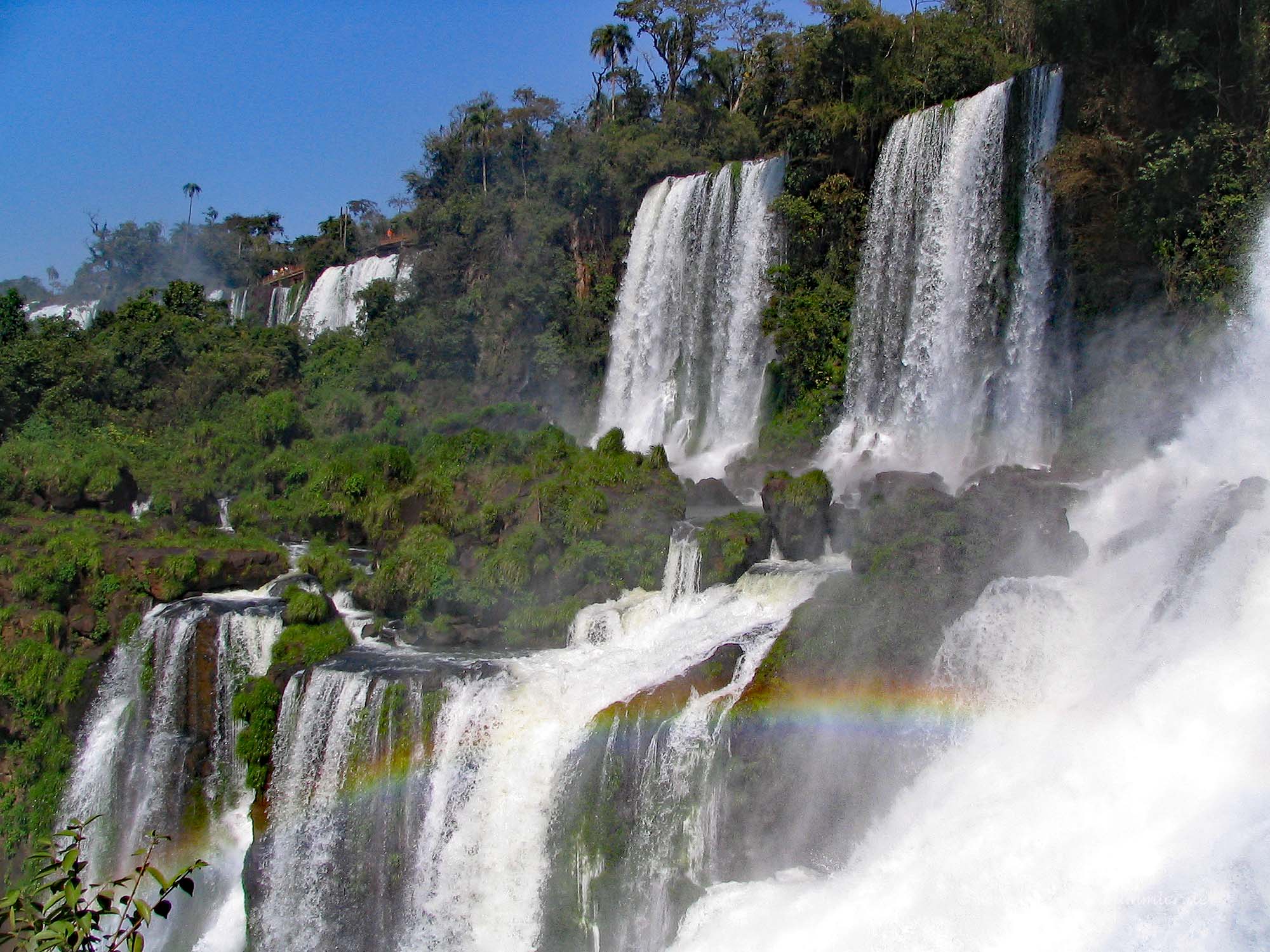 Wasserfälle mit Regenbogen