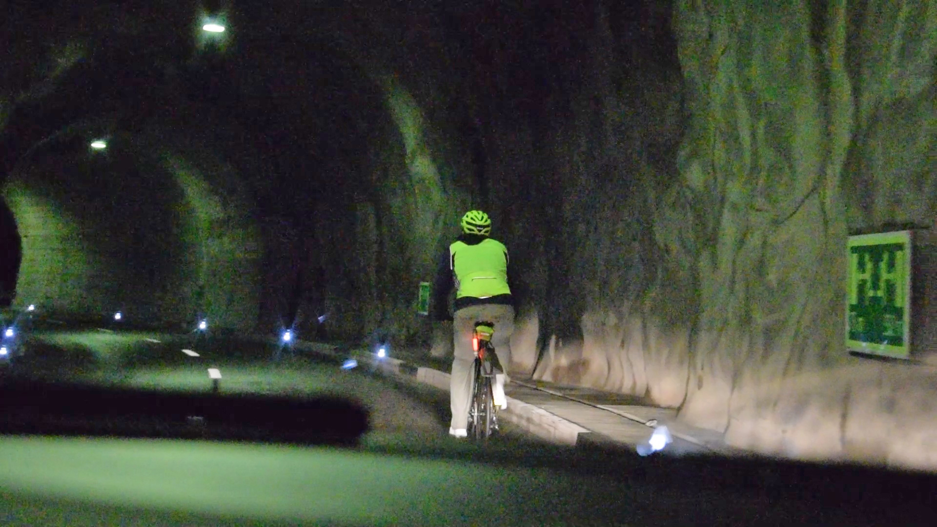 Mit dem Fahrrad im Rongellen-Tunnel