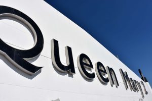 Schriftzug der Queen Mary 2