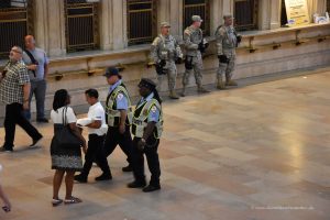 Cops und Soldaten im Bahnhof