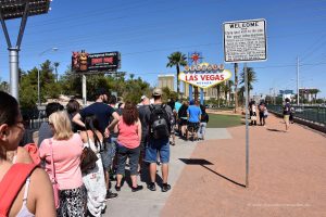 Schlange vor dem Willkommensschild