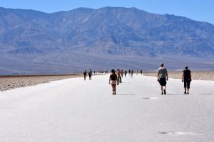 Spaziergänger auf Salz