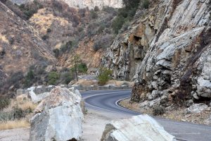 Straße zum Kings Canyon Nationalpark