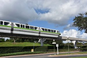Monorailbahn zwischen den Parks