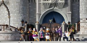 Disneyfiguren vor dem Schloss