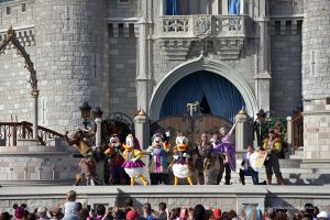 Disneyfiguren vor dem Schloss