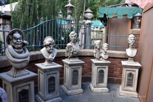 Skulpturen am Geisterhaus