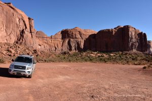 SUV im Monument Valley