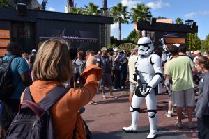 Moni provoziert den Stormtrooper