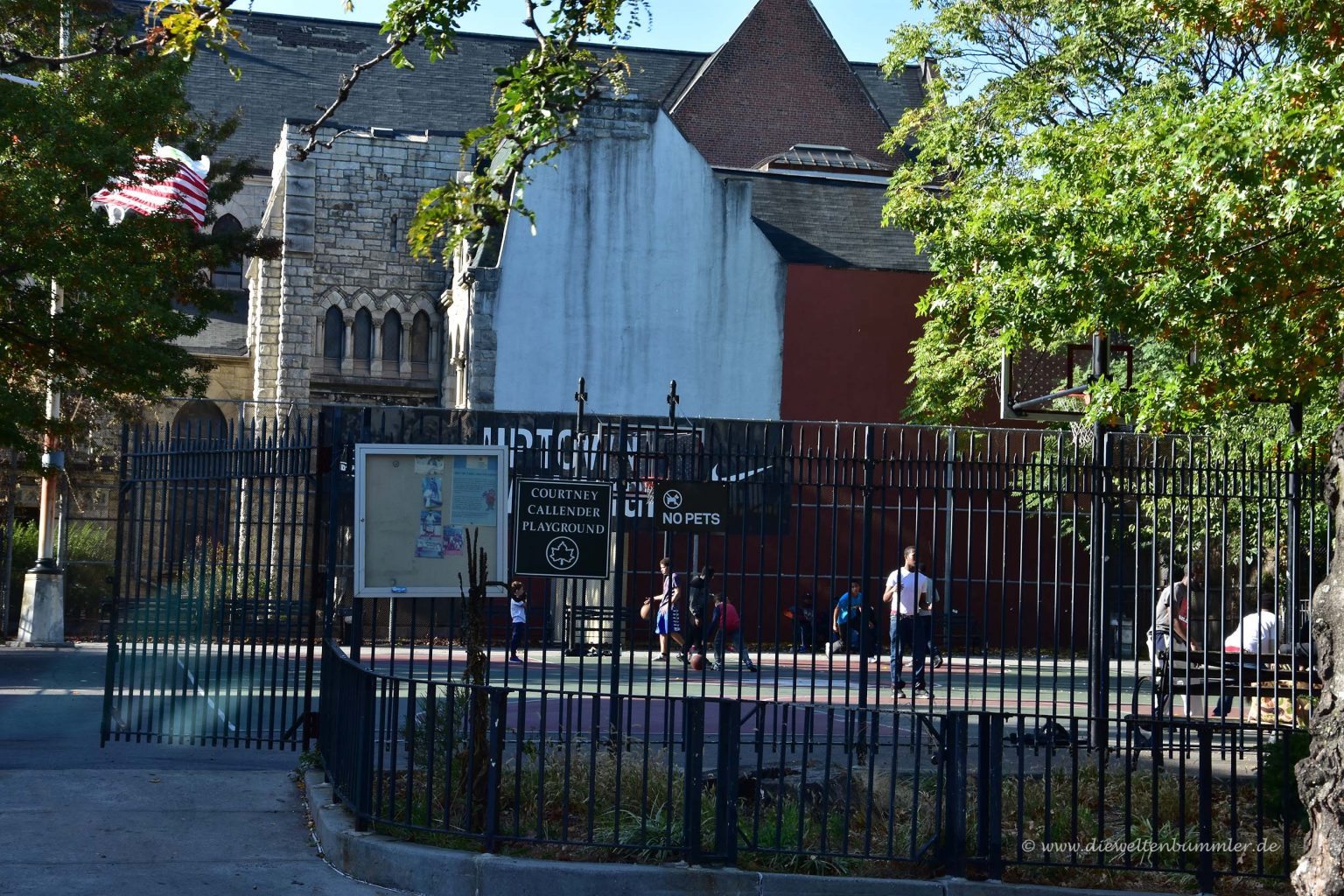 Kids in Harlem spielen Basketball