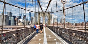 Spaziergang über die Brooklyn Bridge in New York
