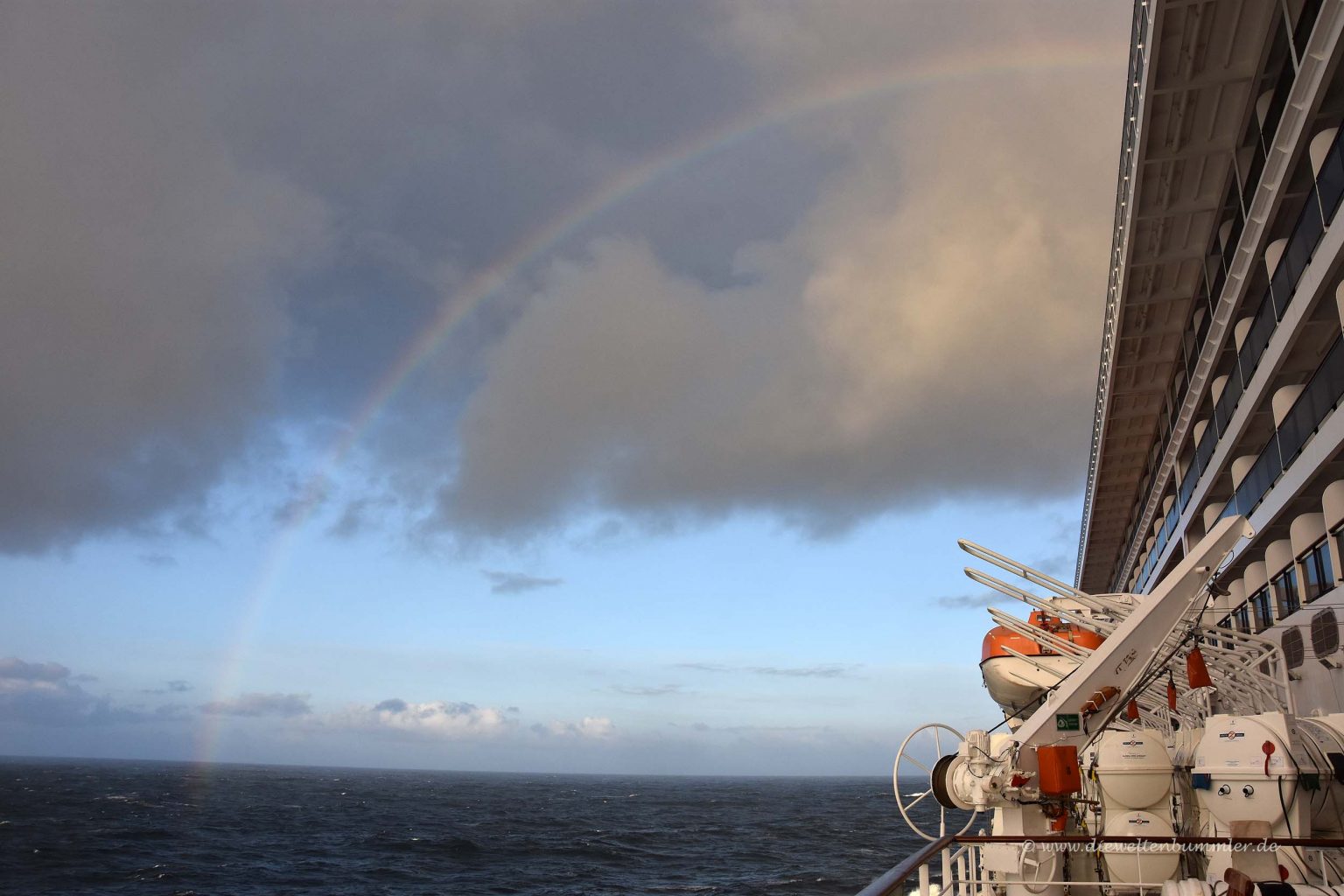 Regenbogen über dem Schiff