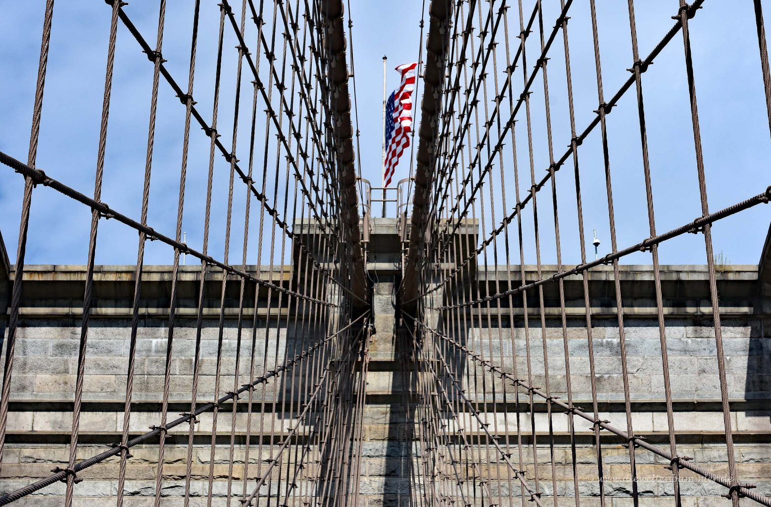 US-Flagge auf dem Brückenpfeiler