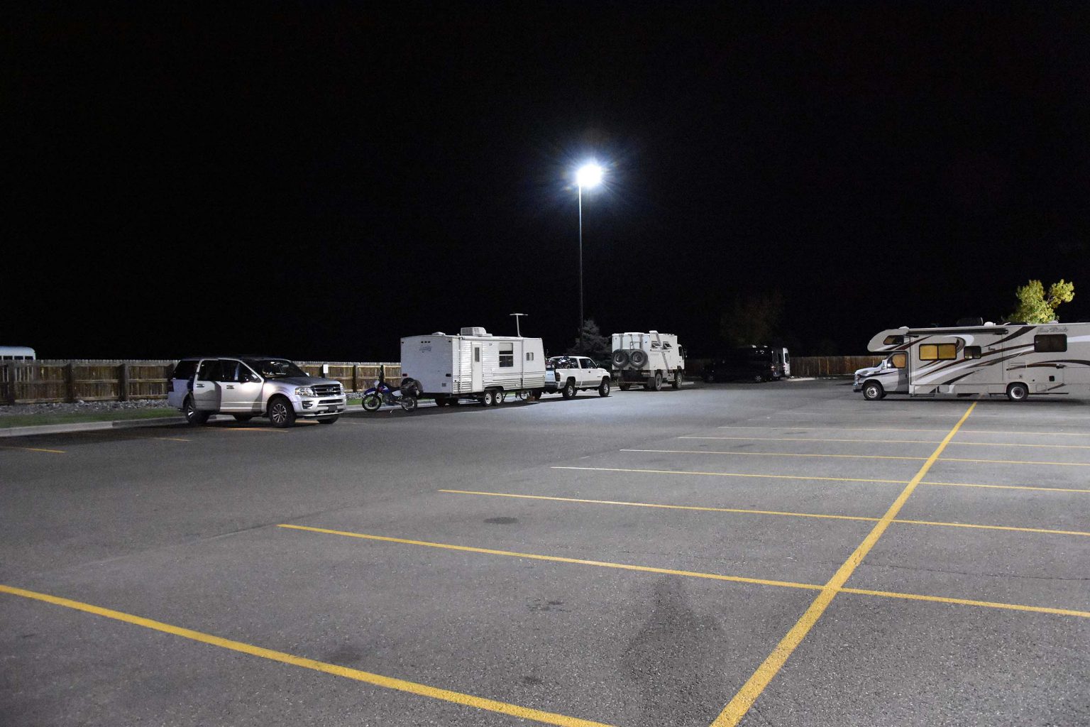 Walmart-Parkplatz am späten Abend