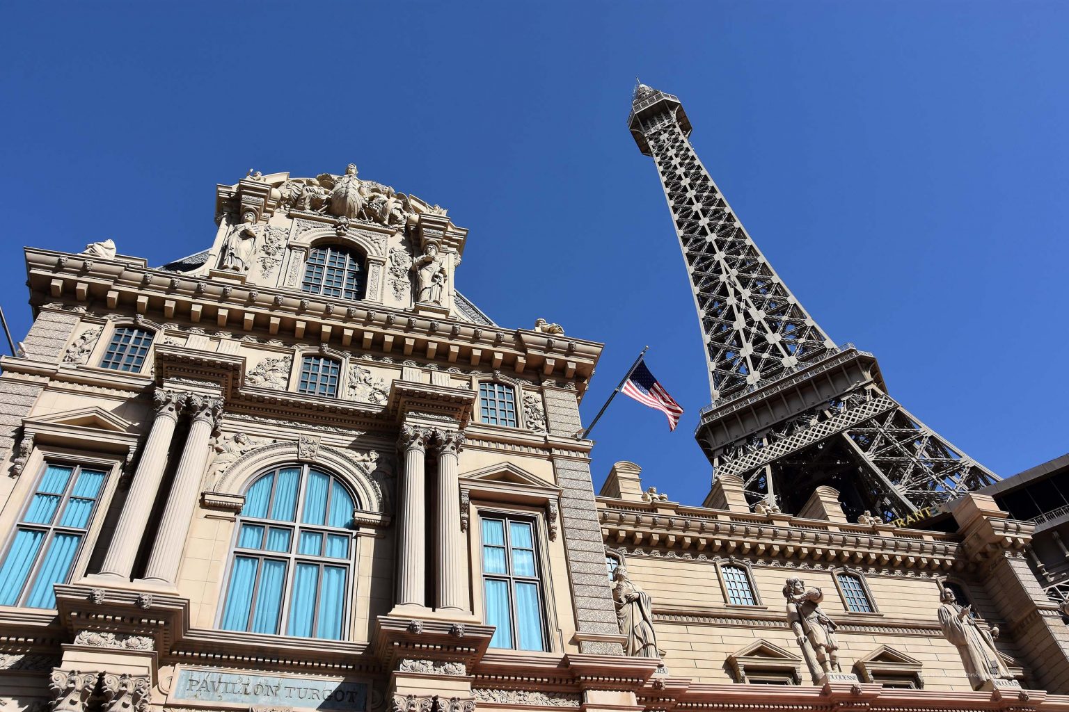 Hotel mit Eiffelturm