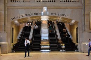 Rolltreppen im Bahnhof