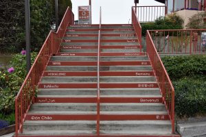 Treppe zur Brücke