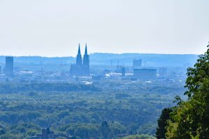 Blick vom Schloss Bensberg zum Kölner Dom