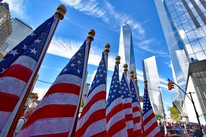 Amerikanische Flaggen vor dem WTC