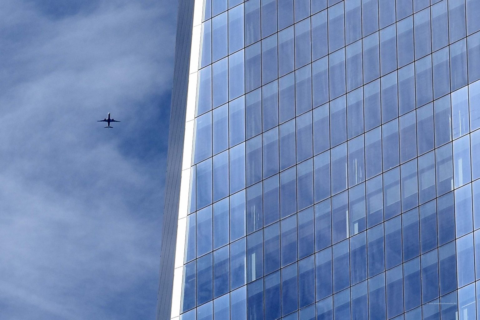 Flugzeug über dem One World Trade Center
