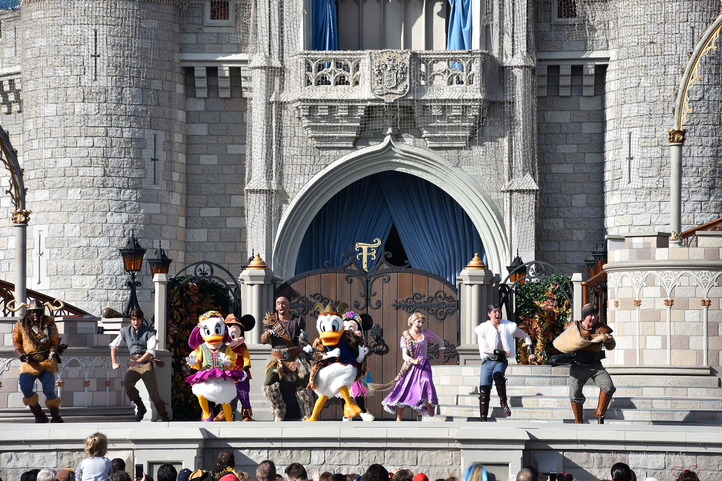 Disney-Charaktere tanzen vor dem Schloss