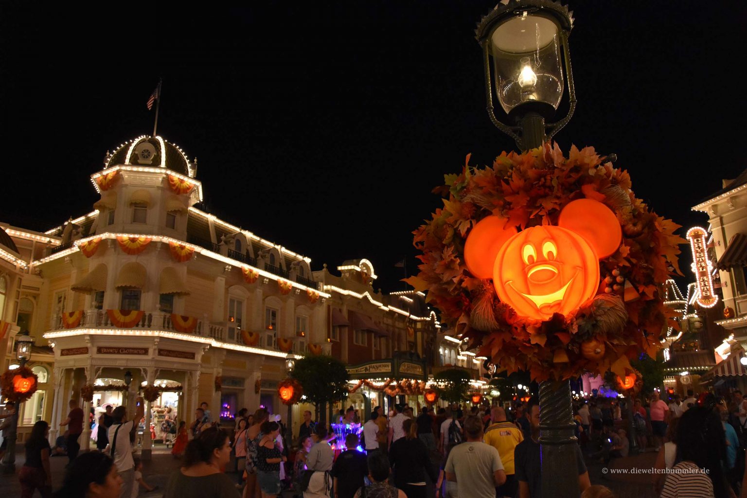 Leuchtender Kürbis mit Micky