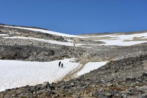 Schneefelder auf dem Wanderweg