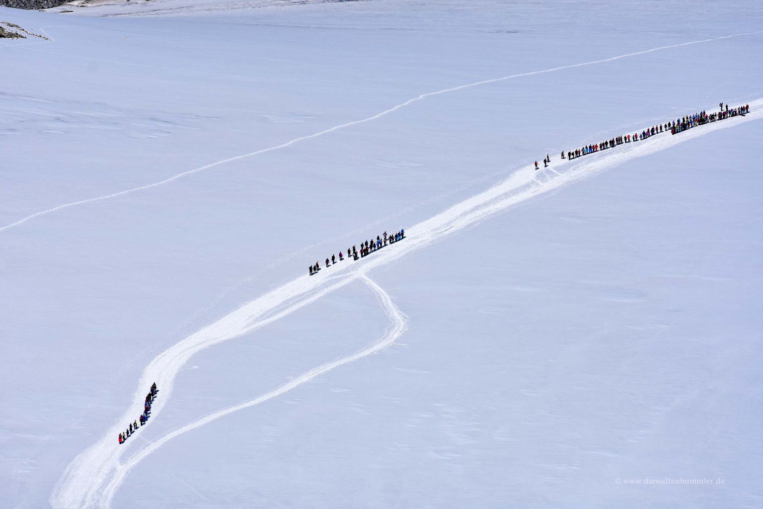 Wanderer am Seil auf dem Gletscher