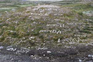 Schriftzüge aus Steinen