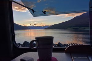 Blick auf Fjord und Berge