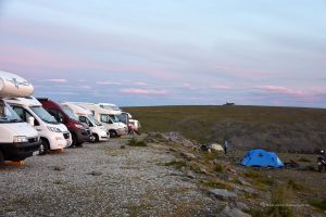 Parkplatz mit Zelten am Nordkap